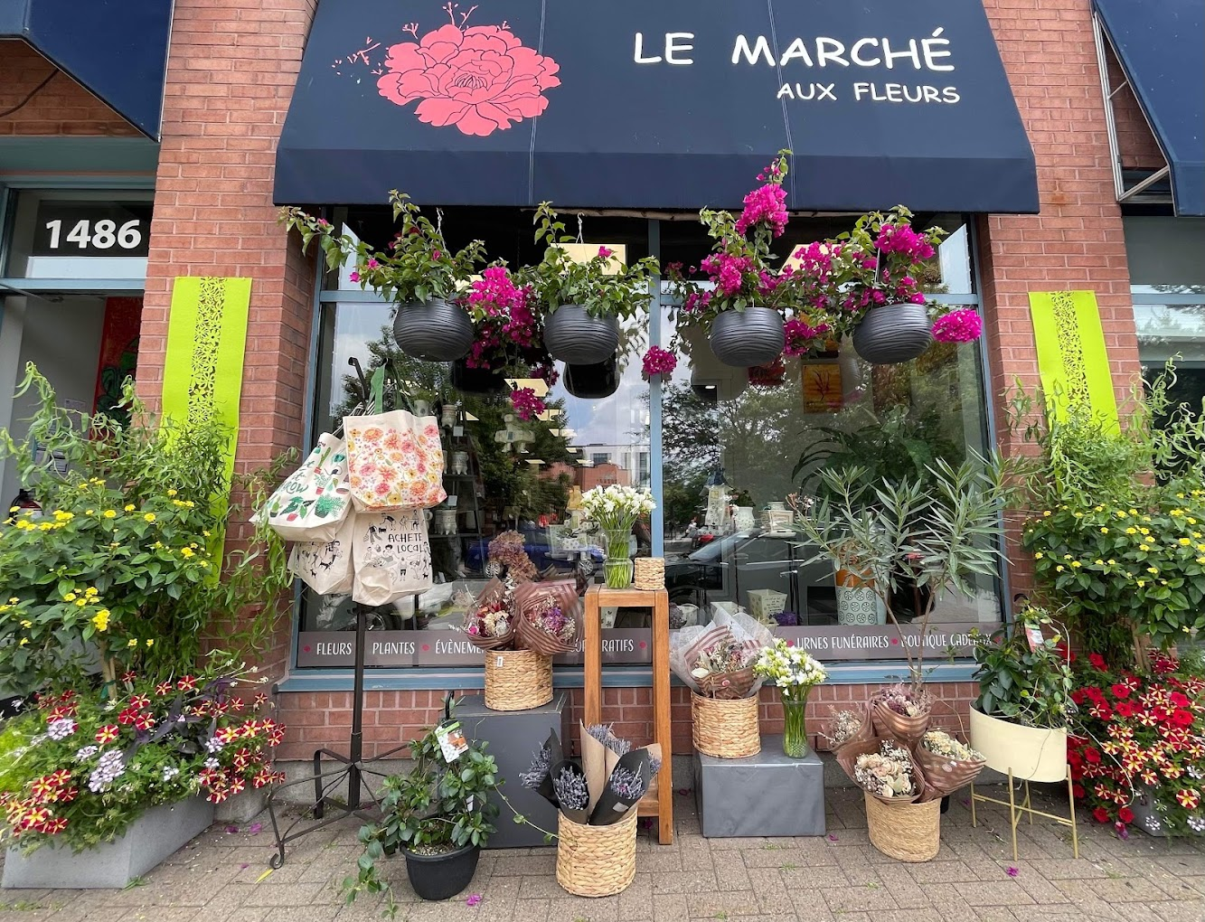 Façade du Marché aux Fleurs, où découvrir les urnes Sérénité, au 1486 Montarville à Saint-Bruno