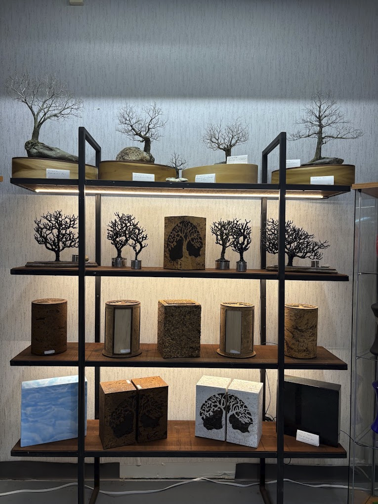 Vitrine de la boutique avec les urnes aux matières naturelles et les créations avec arbres sculptés