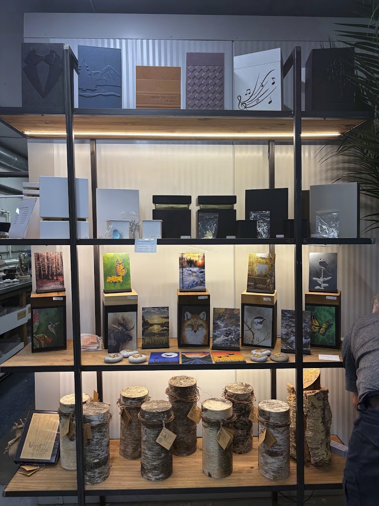 Vitrine présentant les urnes, les objets commémoratifs et les créations illustrées